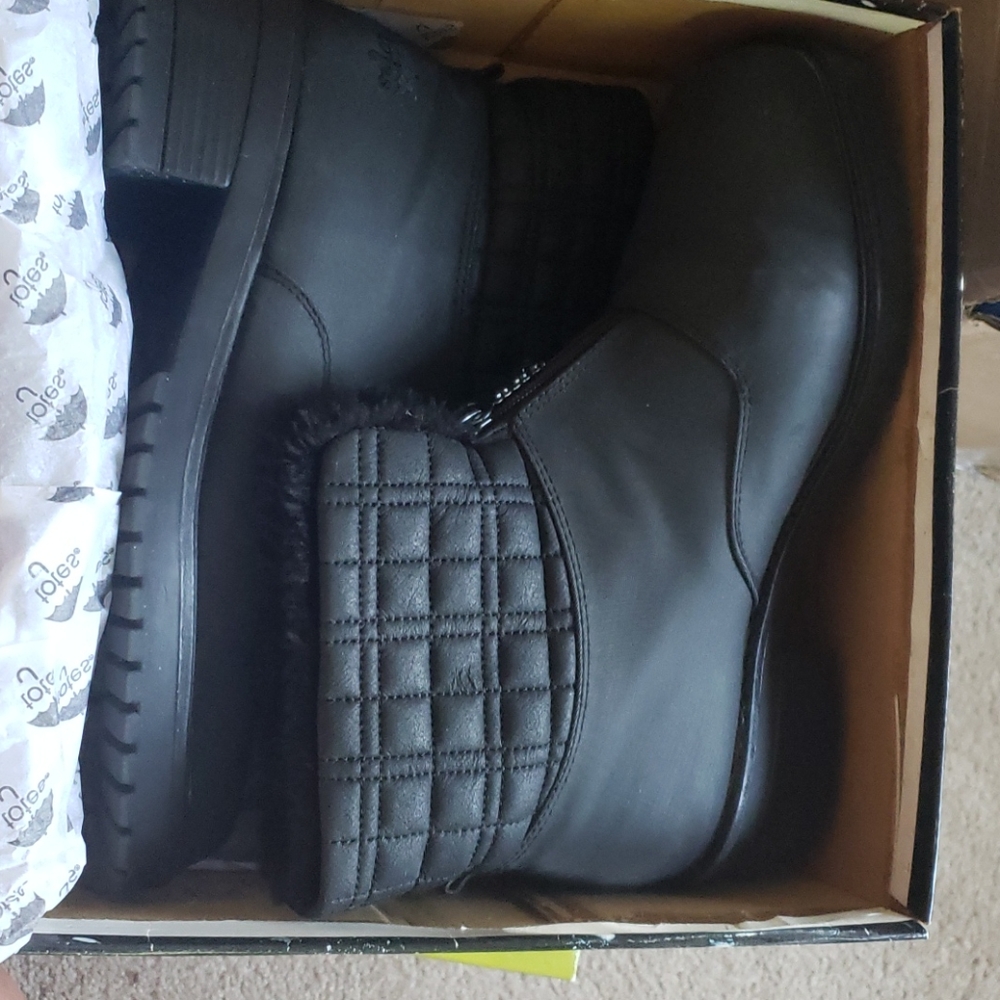 Waterproof black boot
